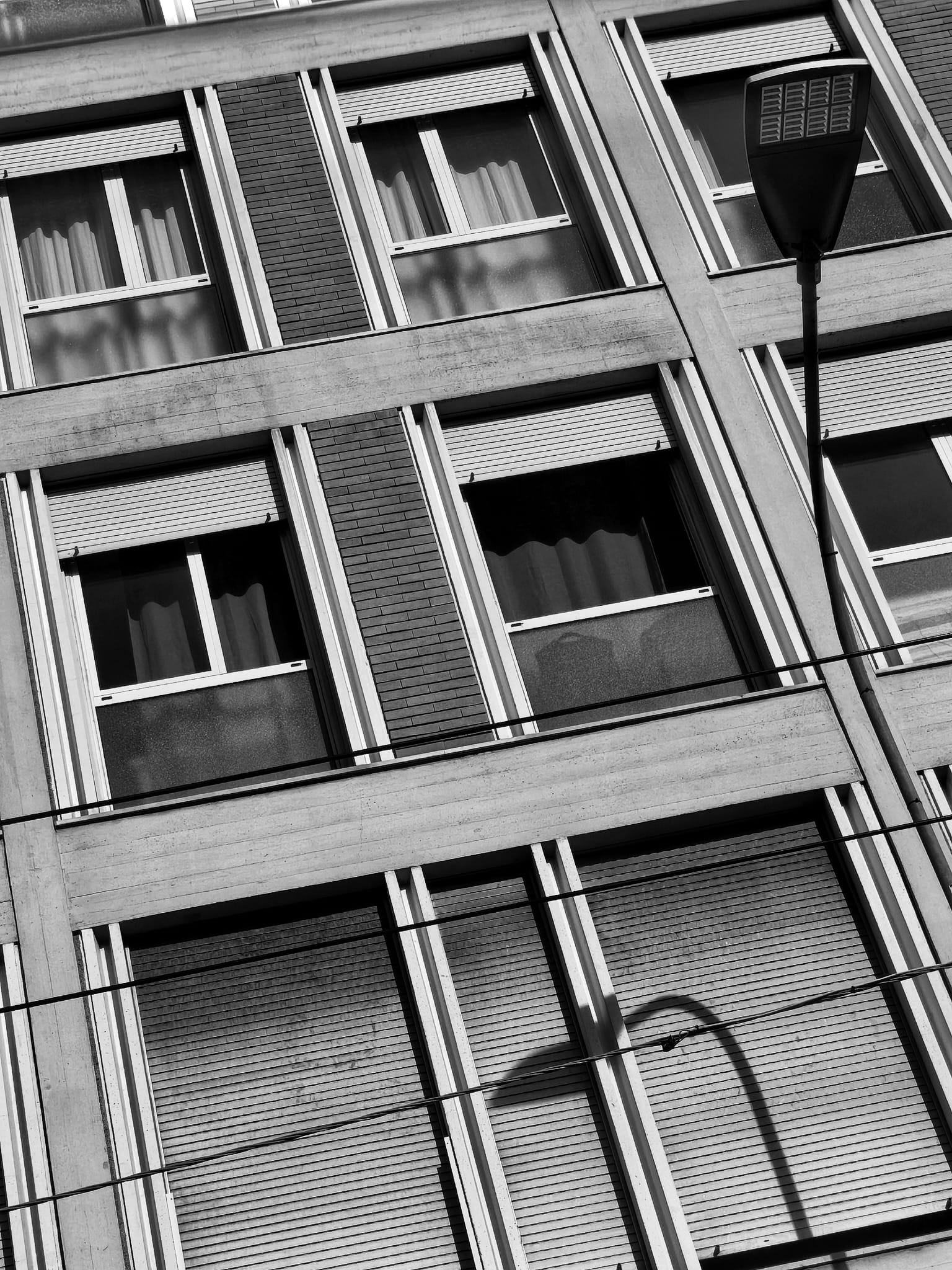 Casa non è un indirizzo ma una condizione interiore. Riflessione su cosa significhi davvero abitare, tra pratiche quotidiane, vulnerabilità e amore.