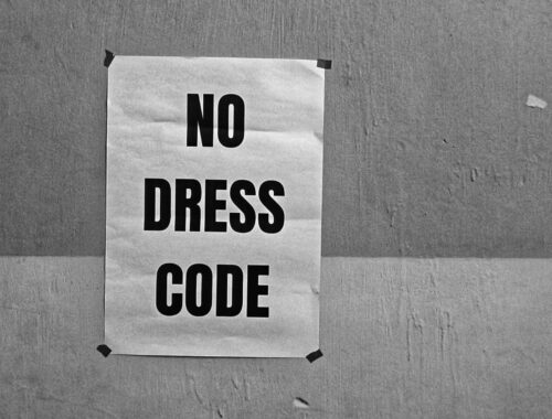 Il dress code della menzogna: quando l'uniforme più soffocante è quella che scegliamo