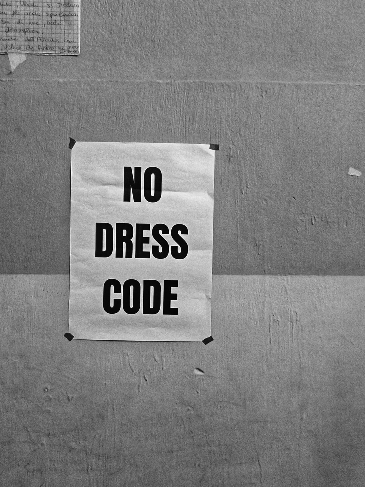 Il dress code della menzogna: quando l'uniforme più soffocante è quella che scegliamo